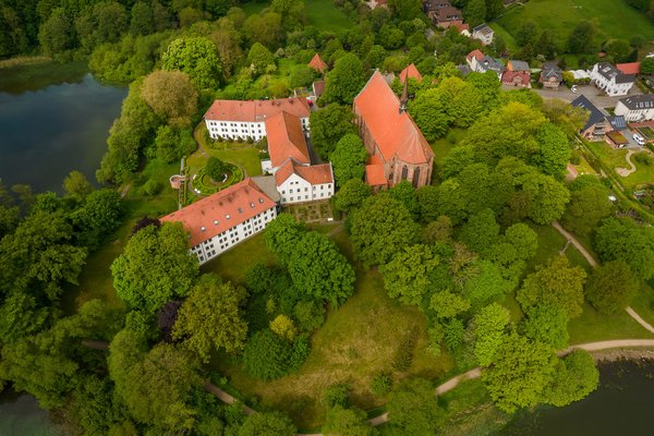 Kunst & Kultur (© sh-tourismus.de/MOCANOX) Luftaufnahme Kloster Bordesholm