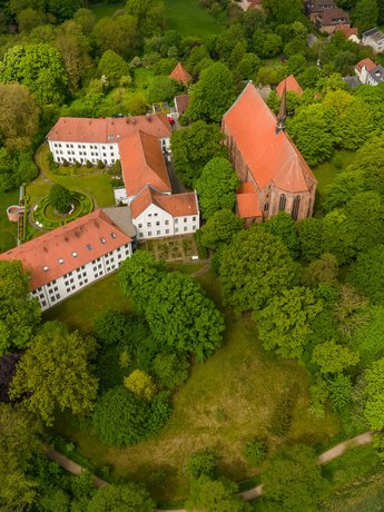 Kunst & Kultur (© sh-tourismus.de/MOCANOX) Luftaufnahme Kloster Bordesholm