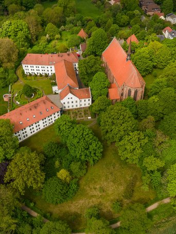 Kunst & Kultur (© sh-tourismus.de/MOCANOX) Luftaufnahme Kloster Bordesholm