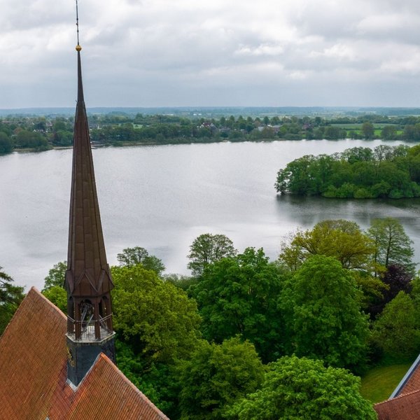 (© sh-tourismus.de / MOCANOX) Luftaufnahme des Bordesholmer See von der Klosterinsel