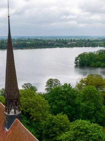 (© sh-tourismus.de / MOCANOX) Luftaufnahme des Bordesholmer See von der Klosterinsel