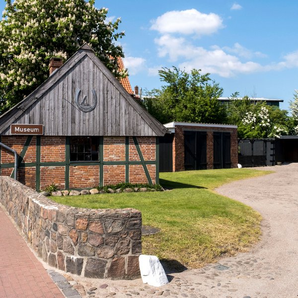 Kunst & Kultur (© mhtsh.de | Peter Lühr) Historisches Bauernhaus steht an einer Dorfstraße.
