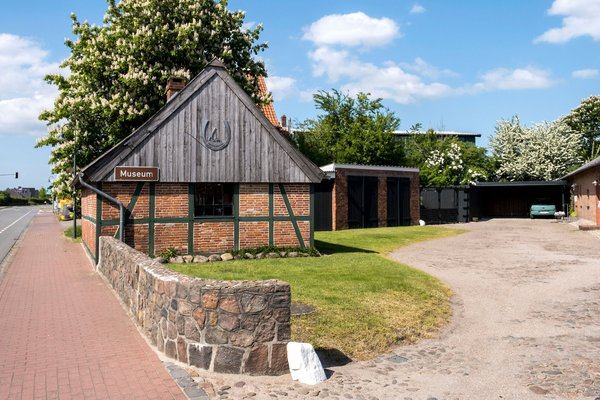 Kunst & Kultur (© mhtsh.de | Peter Lühr) Historisches Bauernhaus steht an einer Dorfstraße.