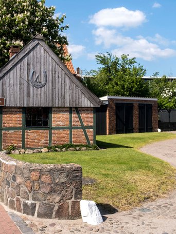 Kunst & Kultur (© mhtsh.de | Peter Lühr) Historisches Bauernhaus steht an einer Dorfstraße.