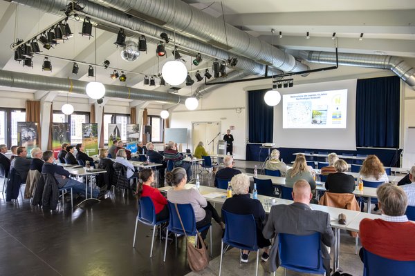 Netzwerktreffen Mittelholstein (© Mittelholstein.de & Peter Lühr) Eine große Gruppe Menschen sitzt bei einer Veranstaltung und hört einen Vortrag.