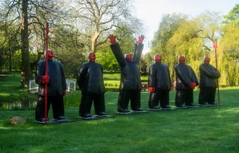 NordArt Büdelsdorf_245 (© sh-tourismus.de/MOCANOX) Menschliche Skulpturen in schwarz und rot stehen auf einer Wiese.
